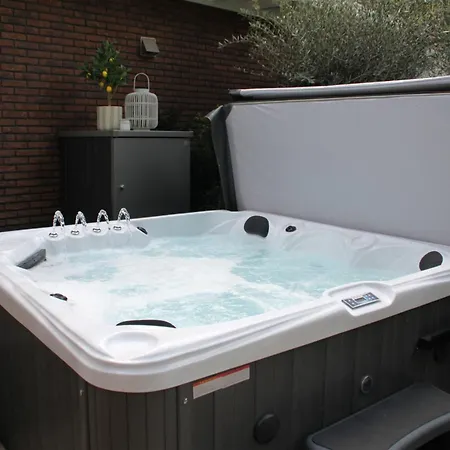 - Apeldoorn Met Jacuzzi Πανσιόν 4*